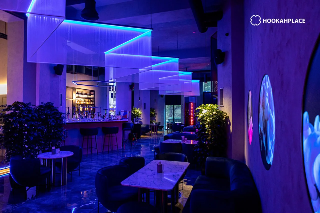 Городской зал HookahPlace Baku: барная стойка в общем зале