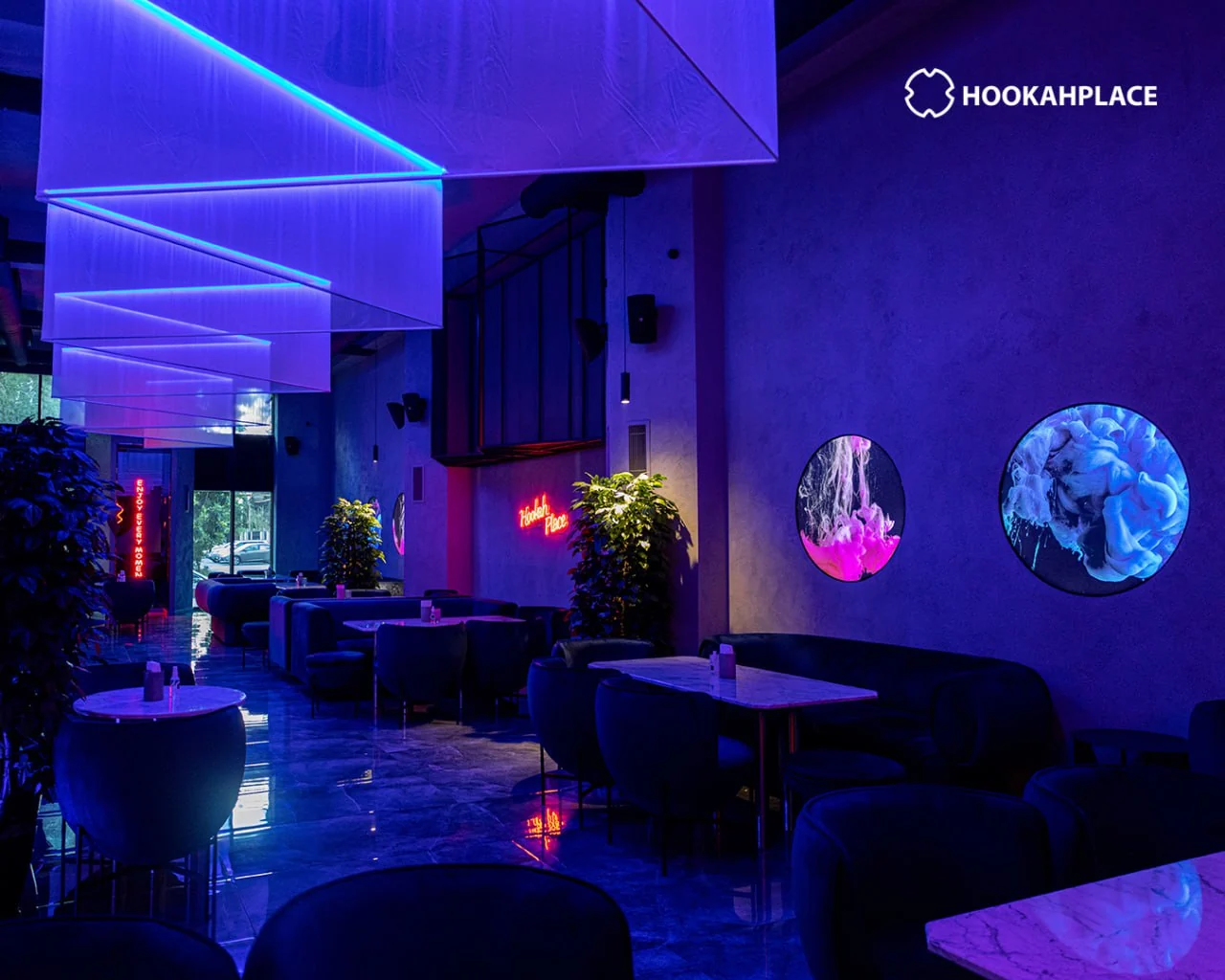 Городской зал HookahPlace Baku: диваны вдоль стены и световые панели под потолком