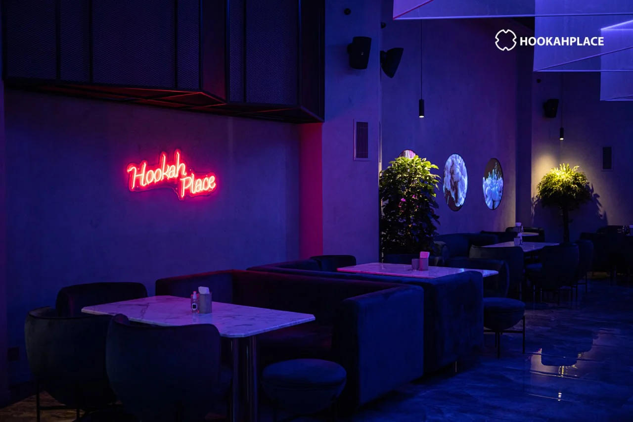 Городской зал HookahPlace Baku: неоновая надпись на стене