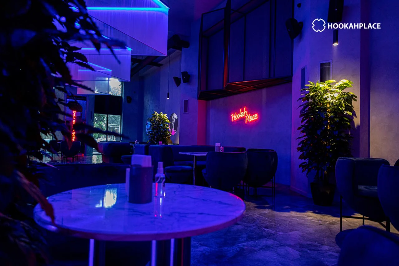 Городской зал HookahPlace Baku: столы с мраморной столешницей