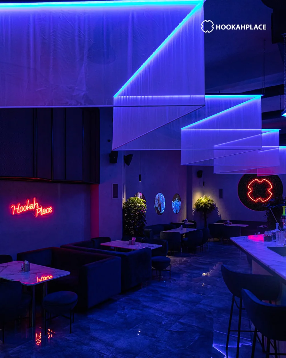 Городской зал HookahPlace Baku: знак сети на стене и световой потолок