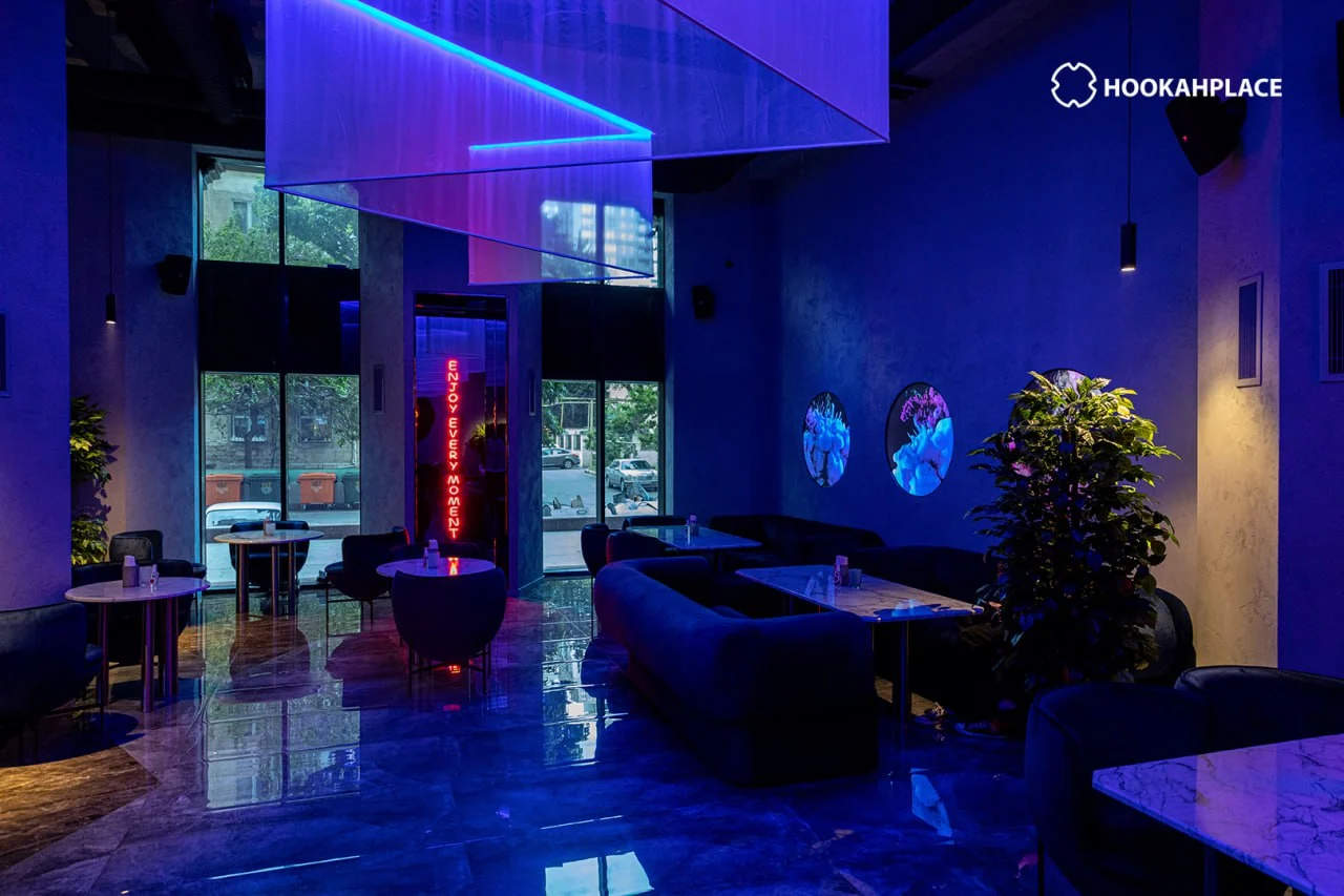 Городской зал HookahPlace Baku: зал у витрин на улицу