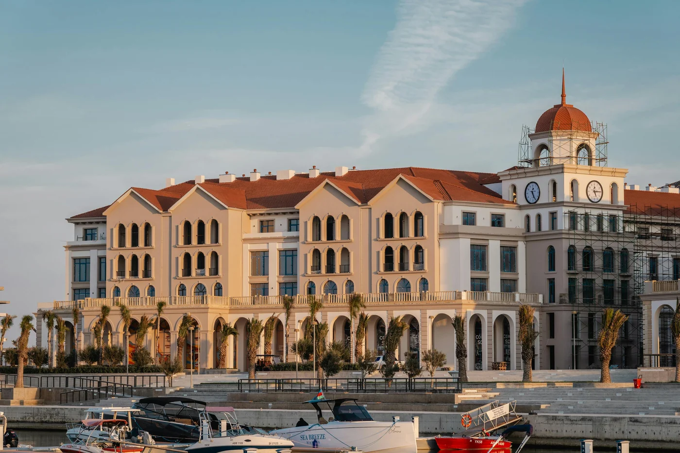 Фасады Marina Village с воды гавани