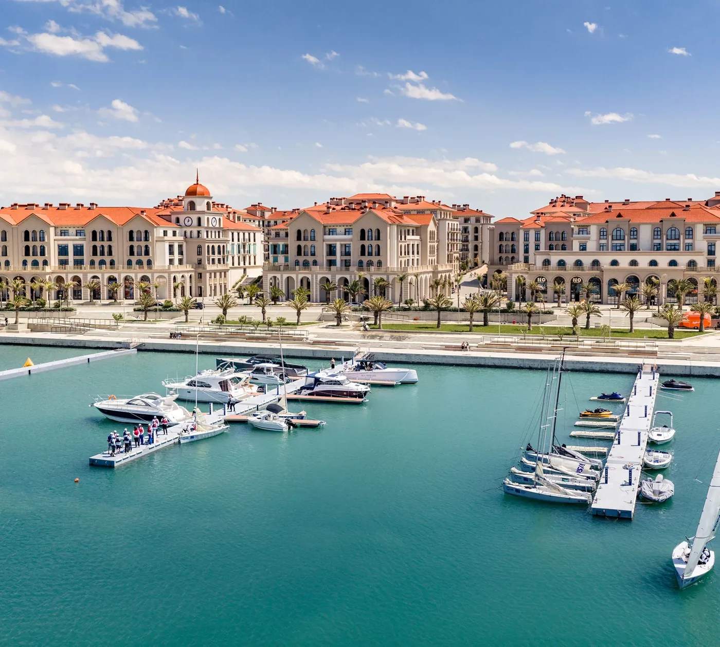 Яхтенная гавань и дома Marina Village